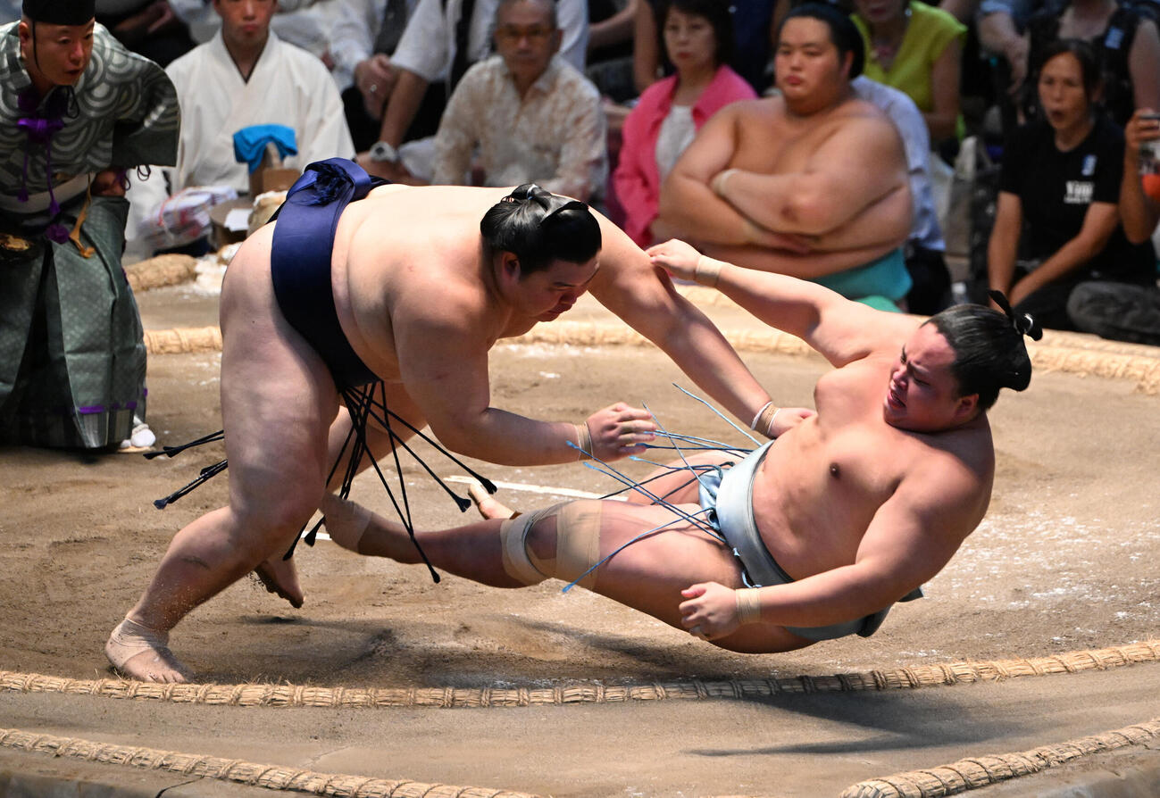 琴勝峰（右）を押し倒しで破る大の里（撮影・和賀正仁）