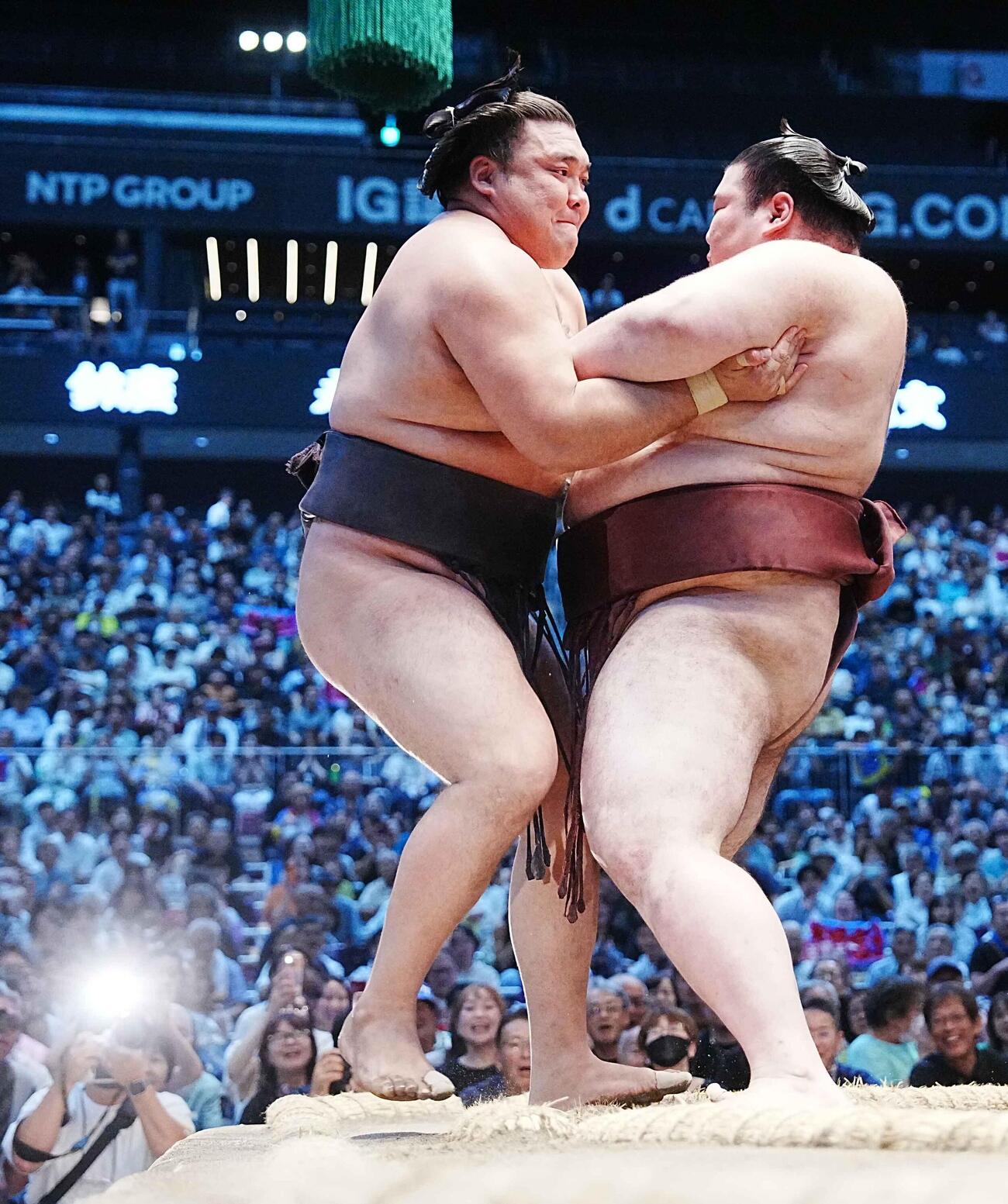 優勝決定ともえ戦で霧島（左）を寄り切りで破る熱海富士（撮影・小沢裕）