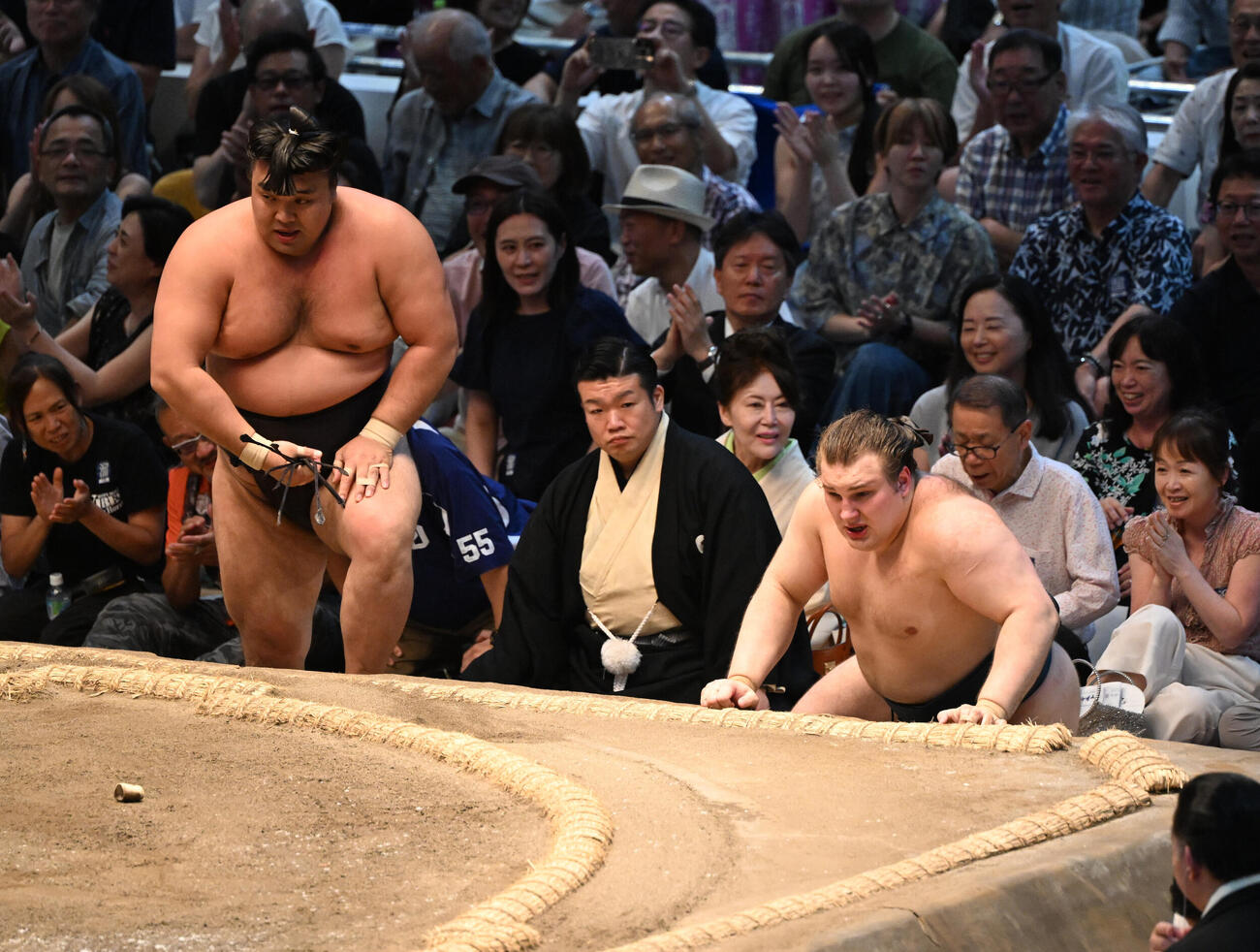 安青錦（右）は霧島を寄り切りで破る（撮影・和賀正仁）