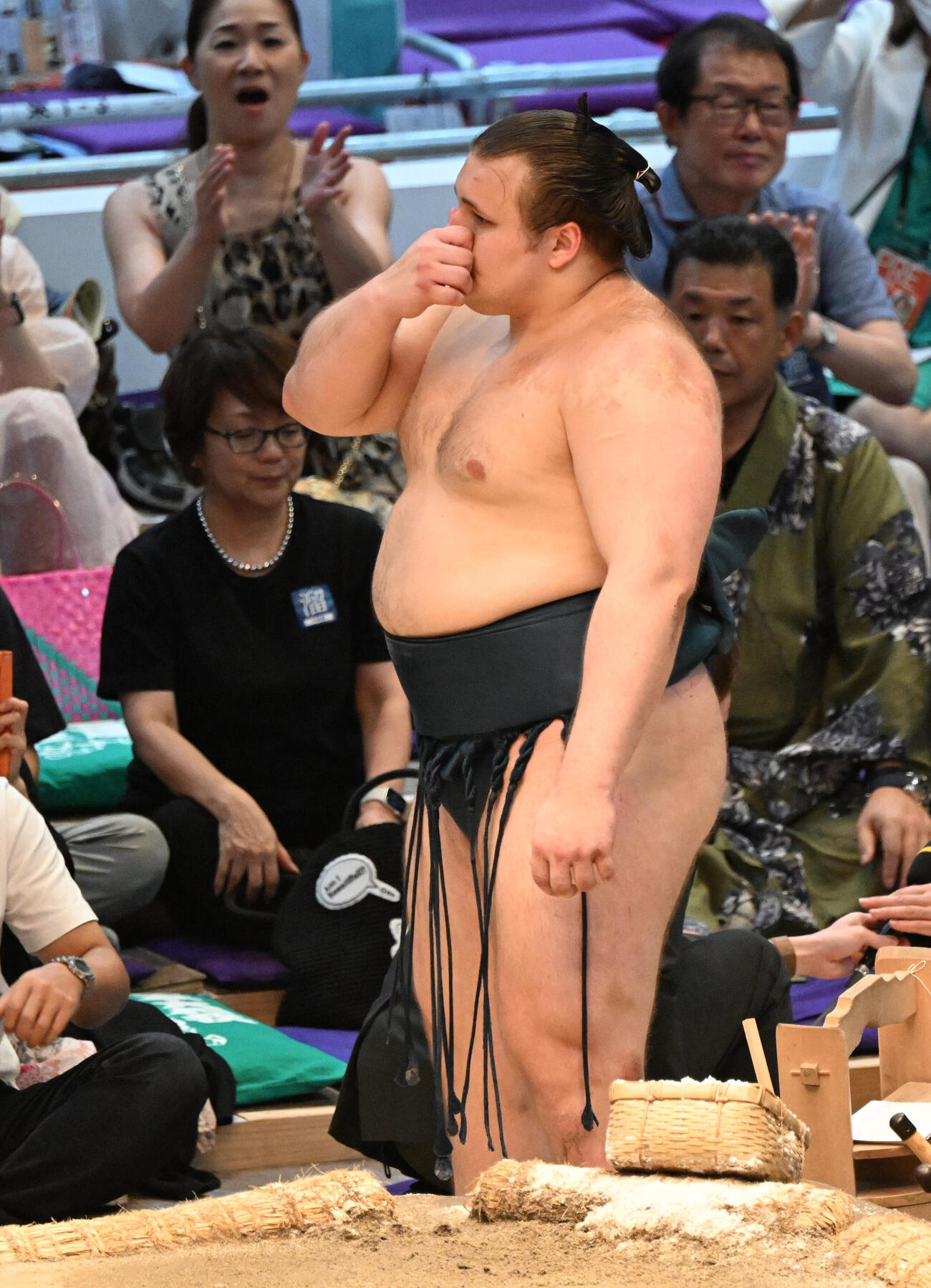 優勝インタビューを受けた安青錦（撮影・和賀正仁）