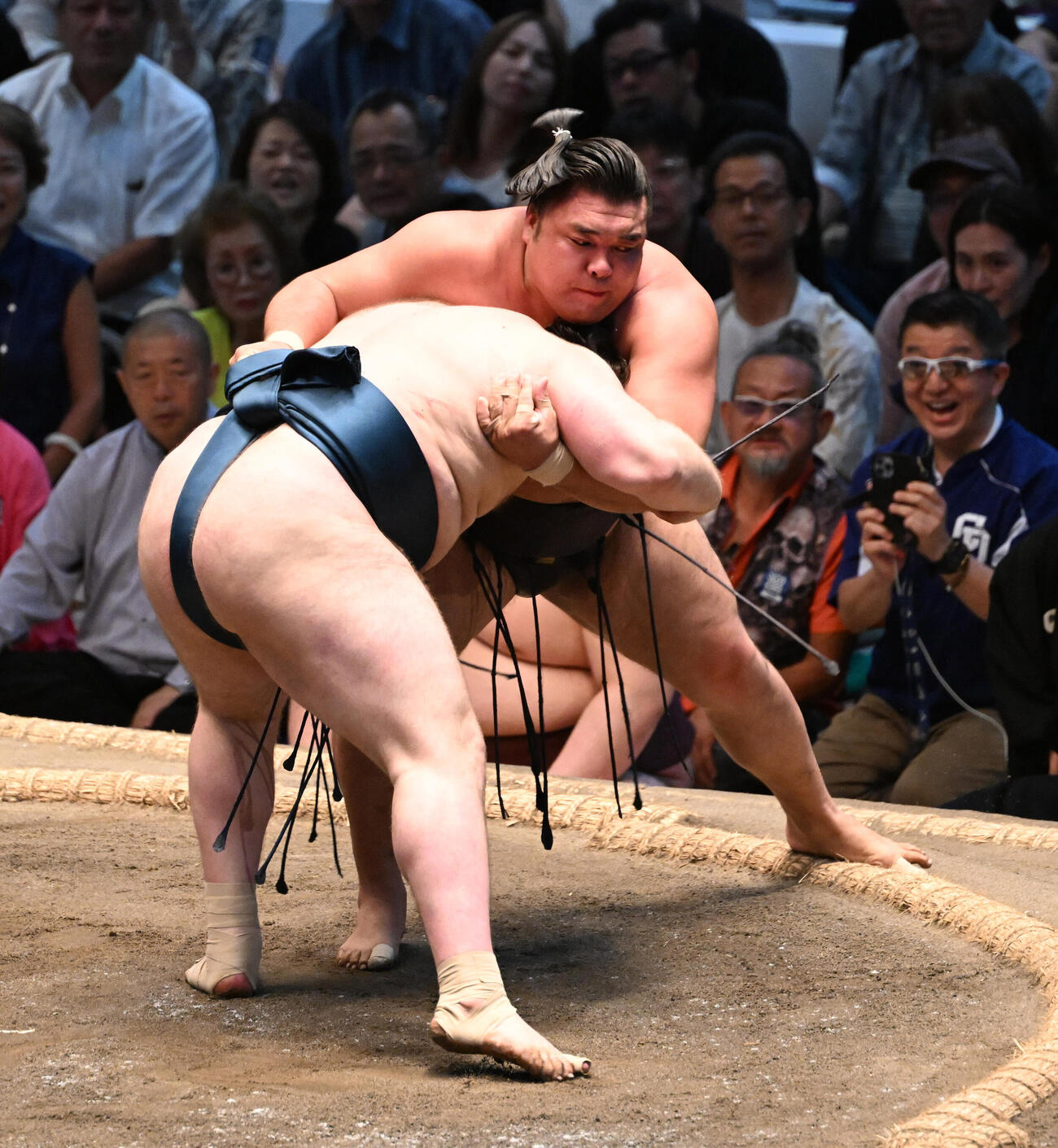安青錦（手前）は霧島を寄り切りで破る（撮影・和賀正仁）