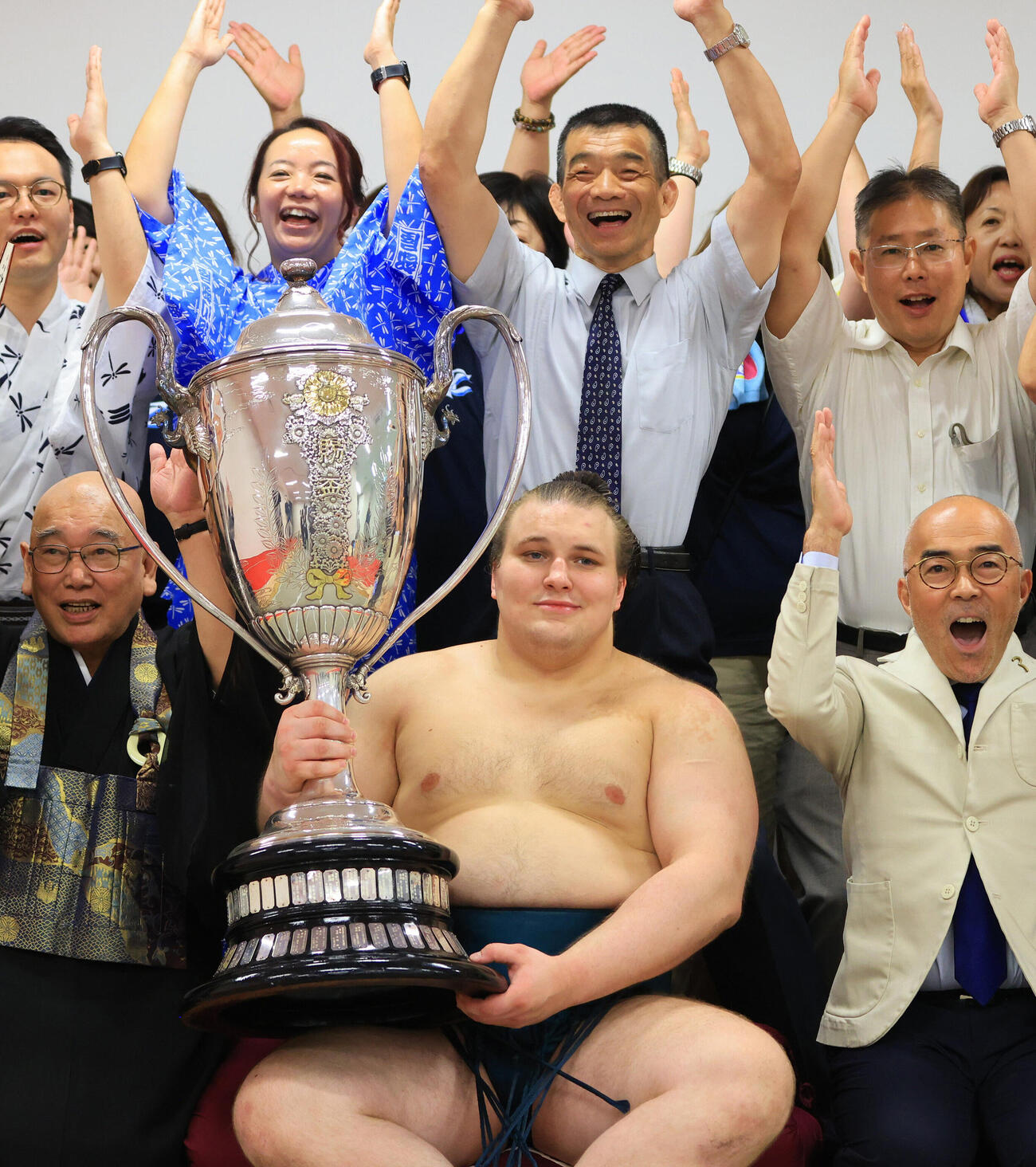 大相撲名古屋場所で3度目の優勝を果たし、支度部屋で賜杯を手にする安青錦（中央）　※※　＝IGアリーナ（代表撮影）＝26日午後6時47分、IGアリーナ（代表撮影）