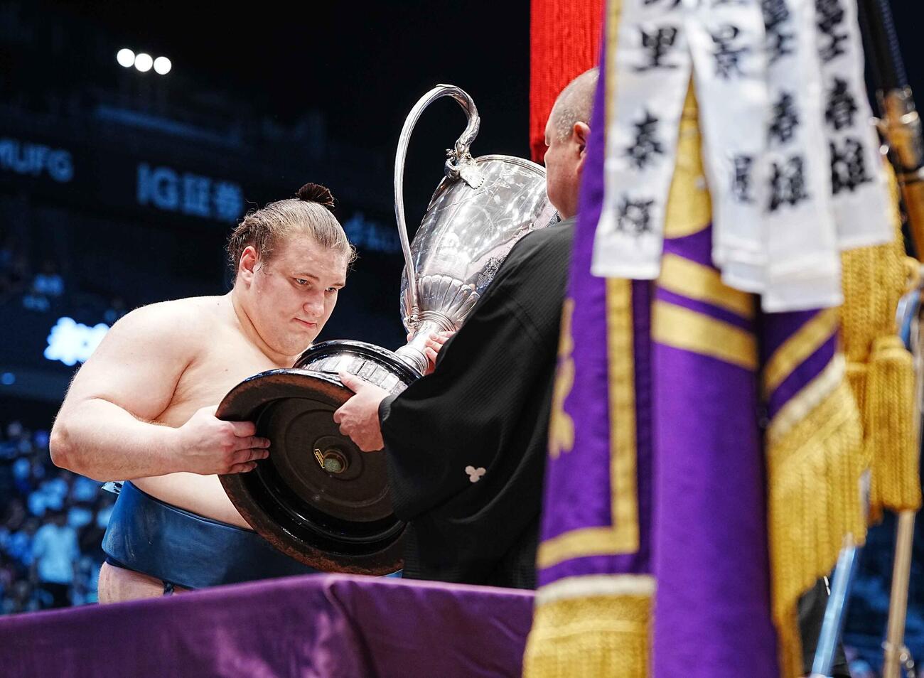 八角理事長から賜杯を受け取る安青錦（撮影・小沢裕）