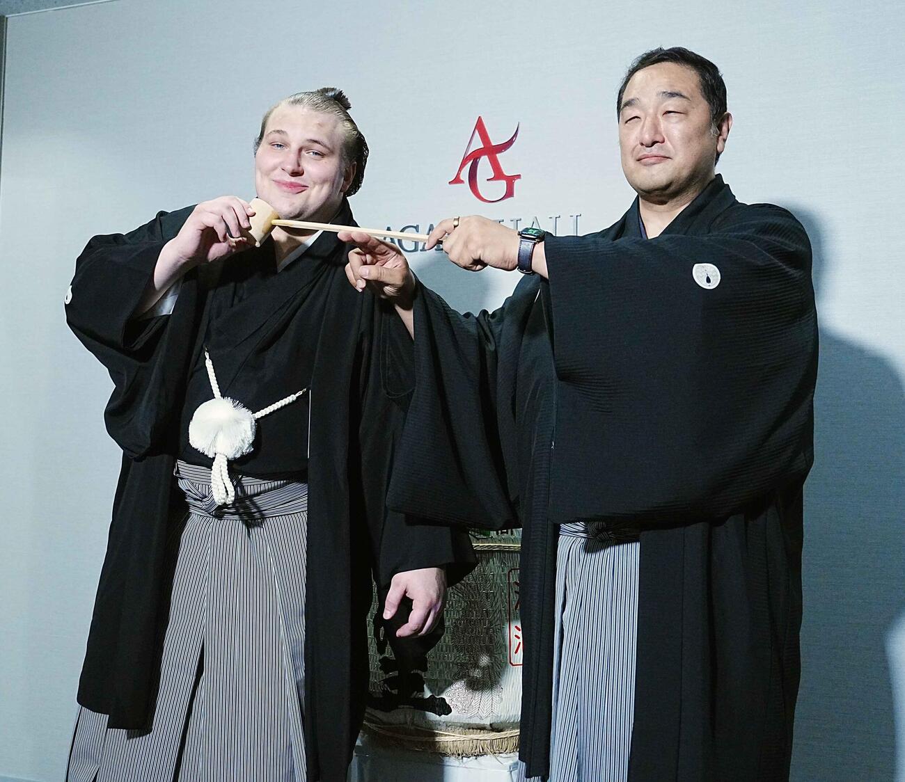 師匠の安治川親方（右）から水を付けてもらう安青錦（撮影・小沢裕）