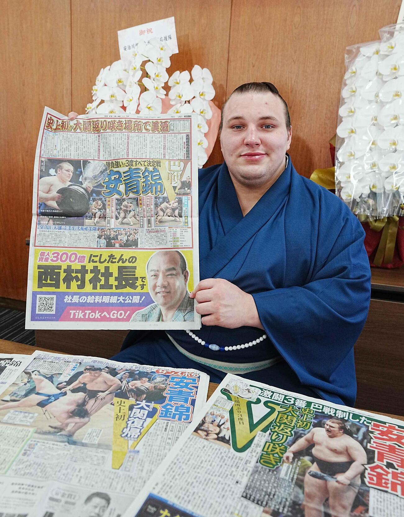 優勝一夜明け会見で快挙を報じた本紙を手にする安青錦（撮影・小沢裕）