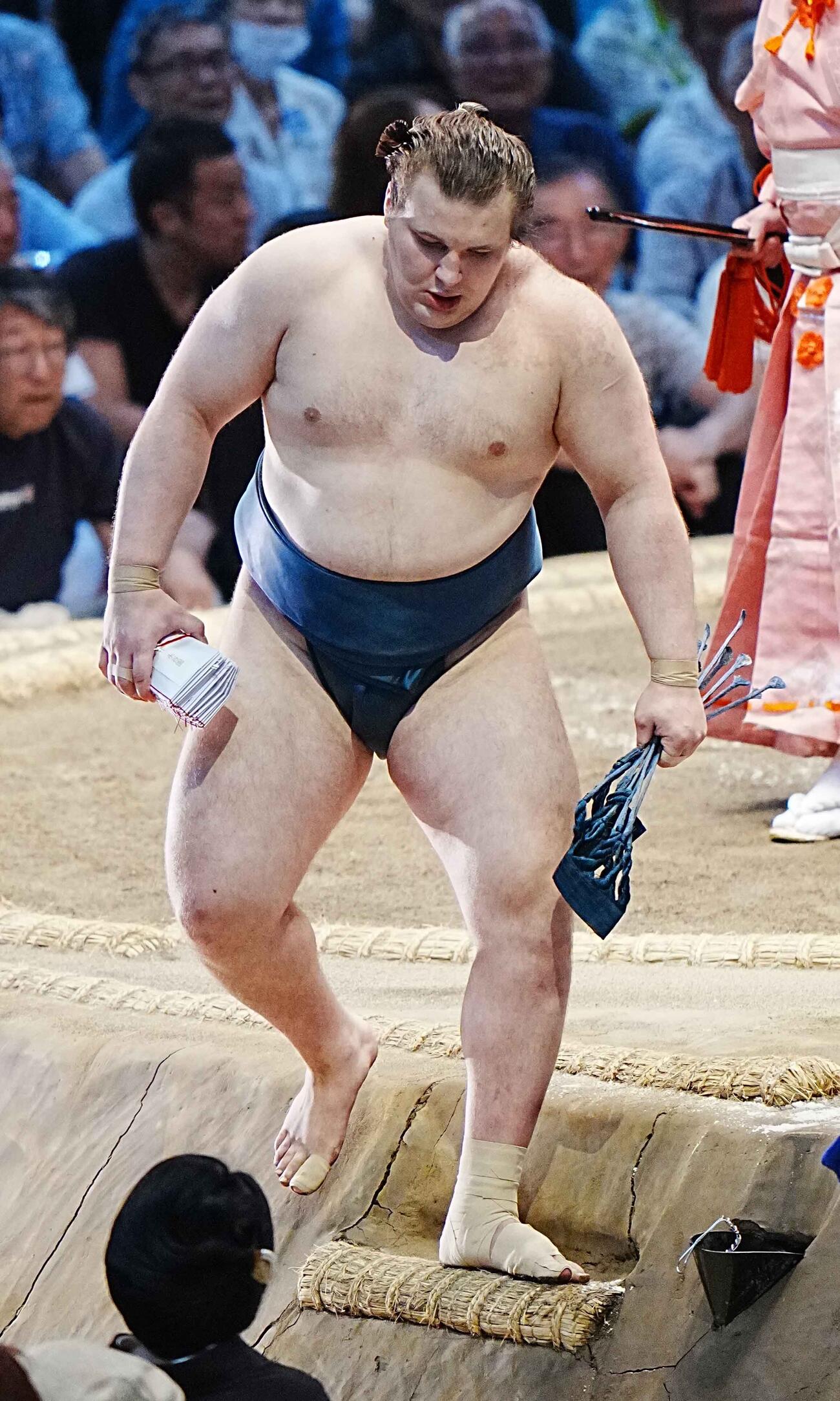 25日　痛めている左足から土俵を下りる安青錦（撮影・小沢裕）