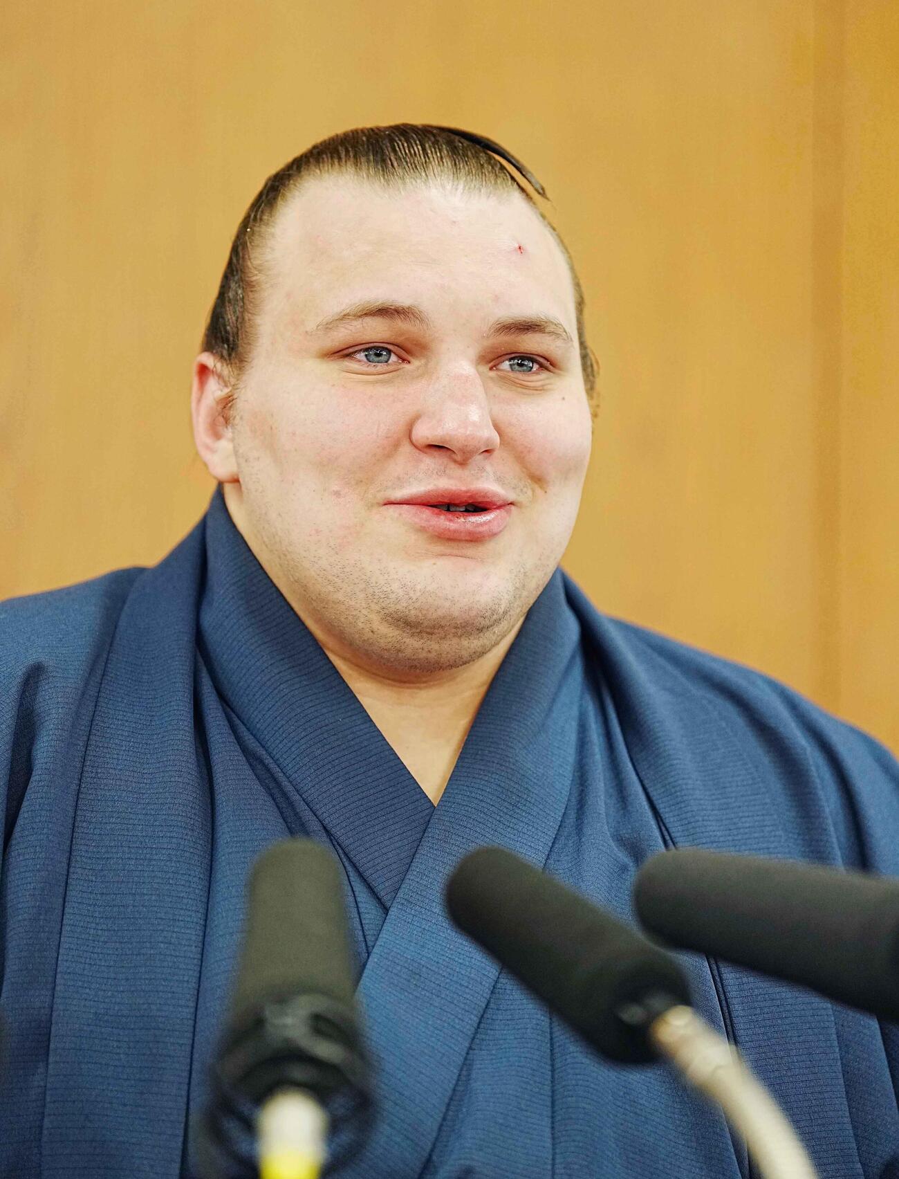 優勝一夜明け会見に臨む安青錦（撮影・小沢裕）