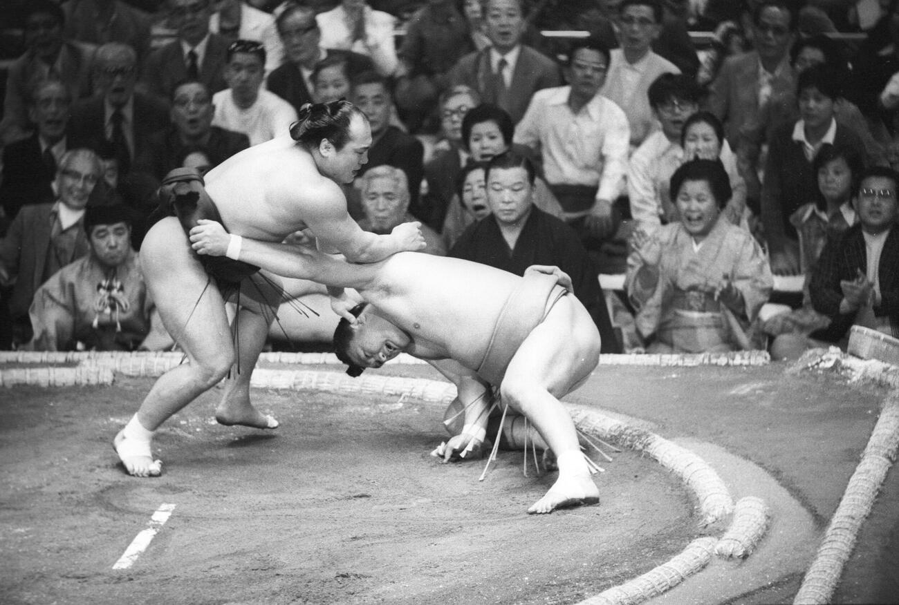 1976年夏場所で横綱輪島を破る北瀬海