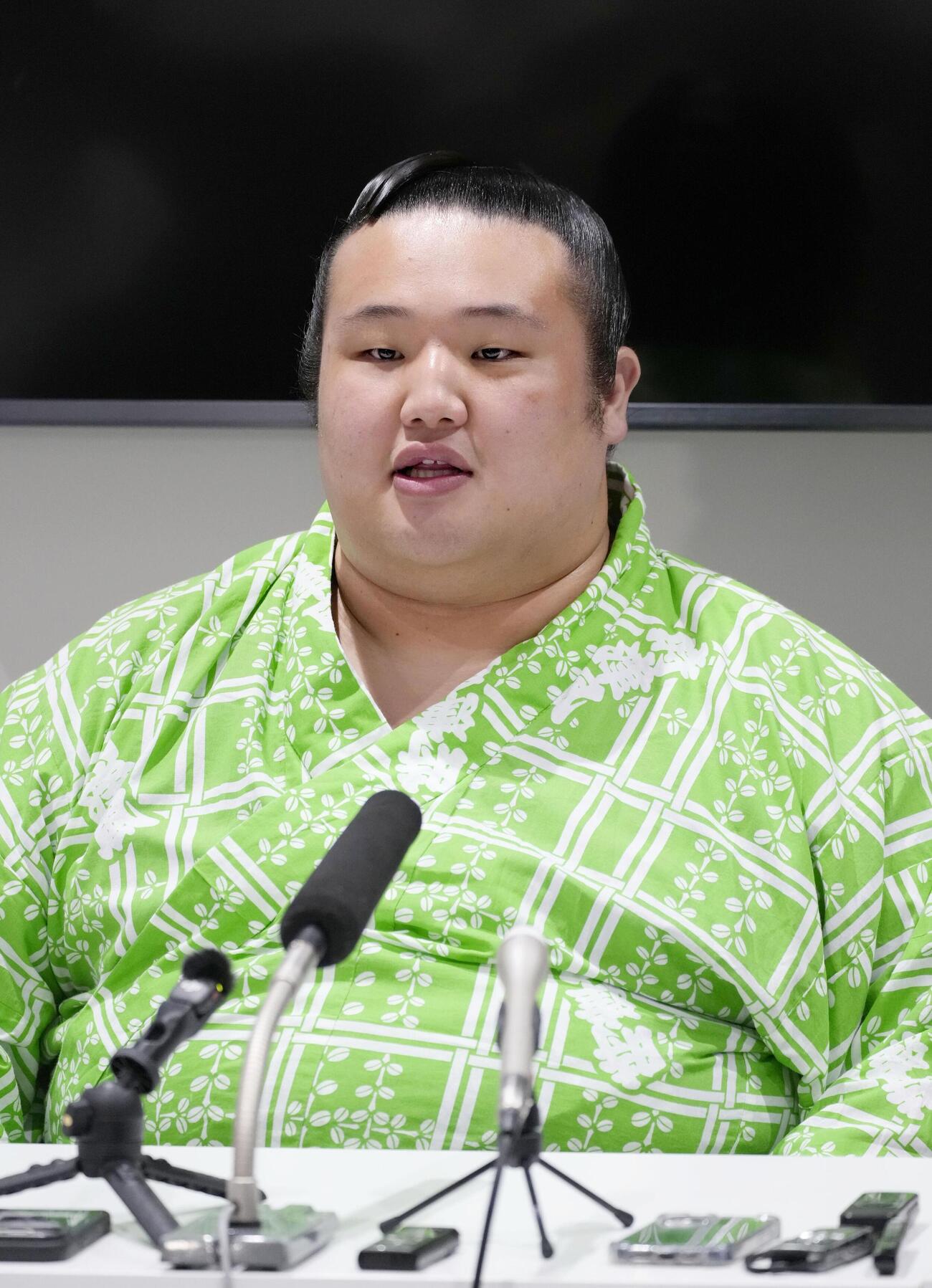 新十両昇進が決まり、記者会見する時不動（共同）