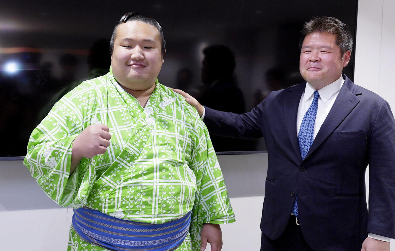 新十両昇進が決まり、時津風親方（右）と写真に納まる時不動（共同）