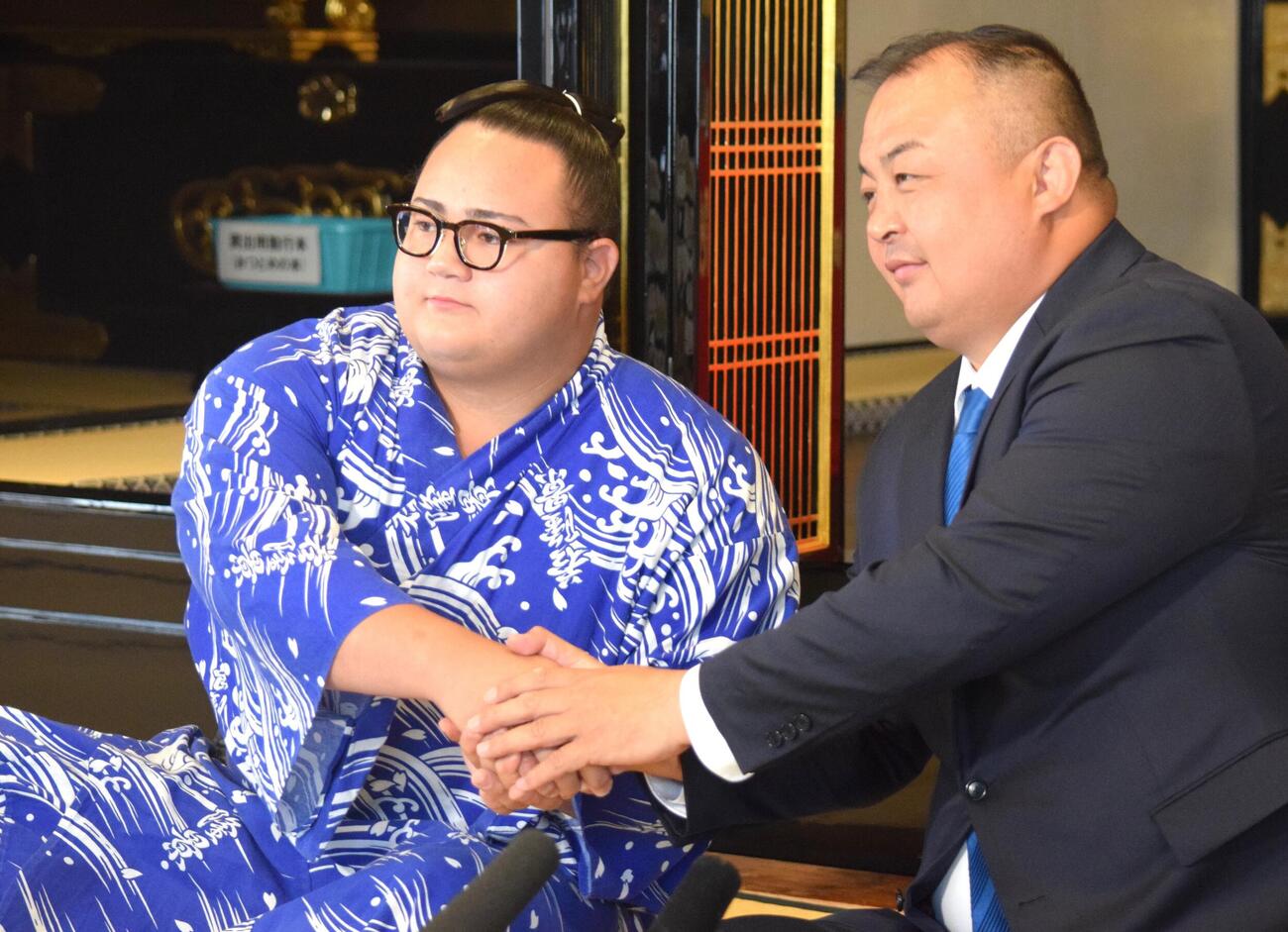 荒汐親方（右）と握手する丹治（撮影・山田遼太郎）