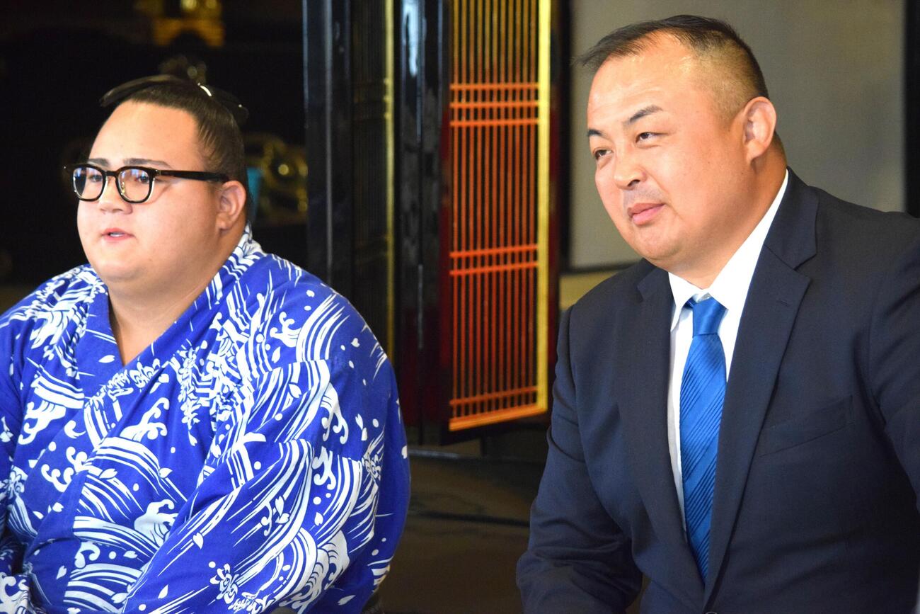 荒汐親方（右）と会見する丹治（撮影・山田遼太郎）
