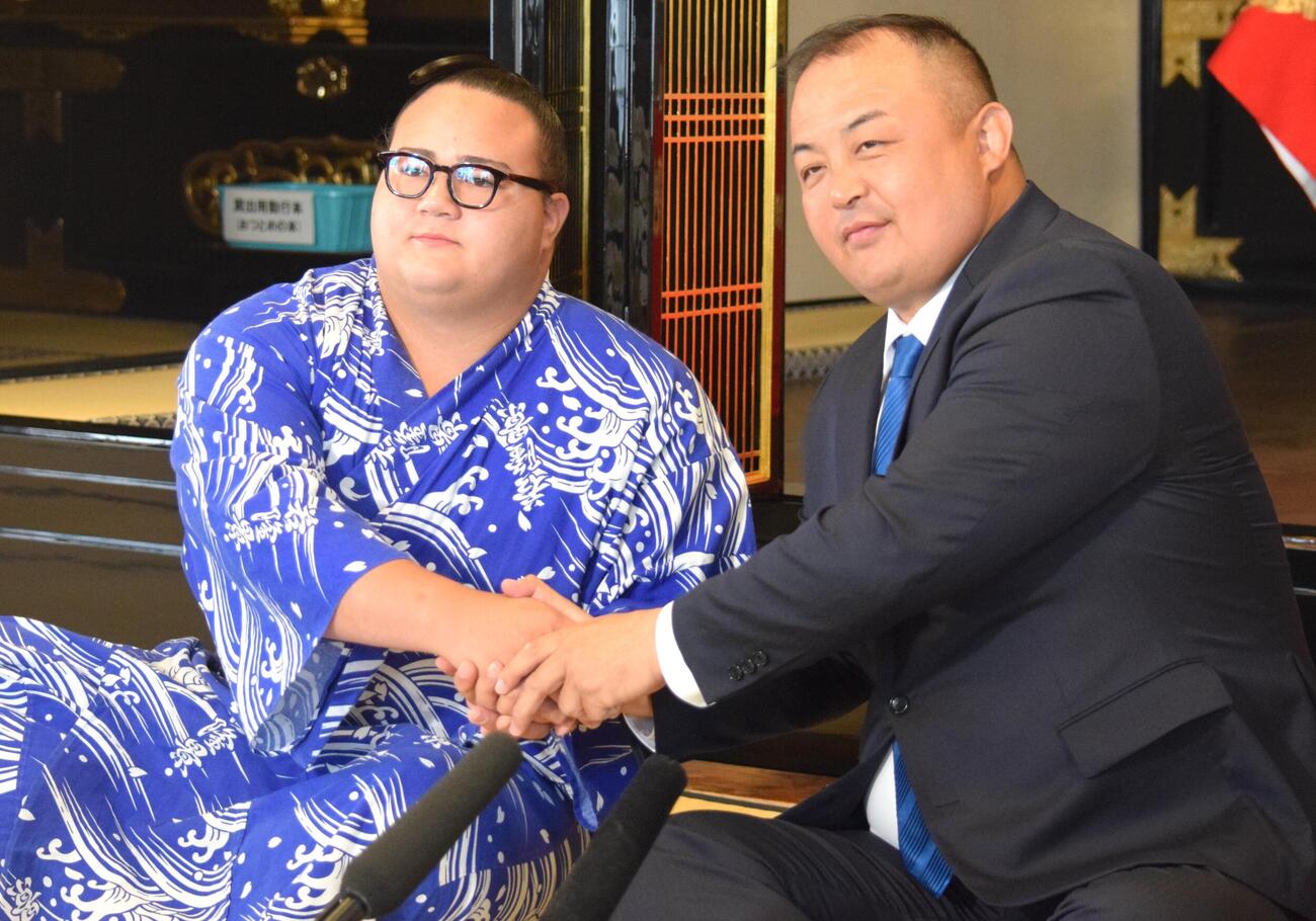 荒汐親方（右）と握手する丹治（撮影・山田遼太郎）