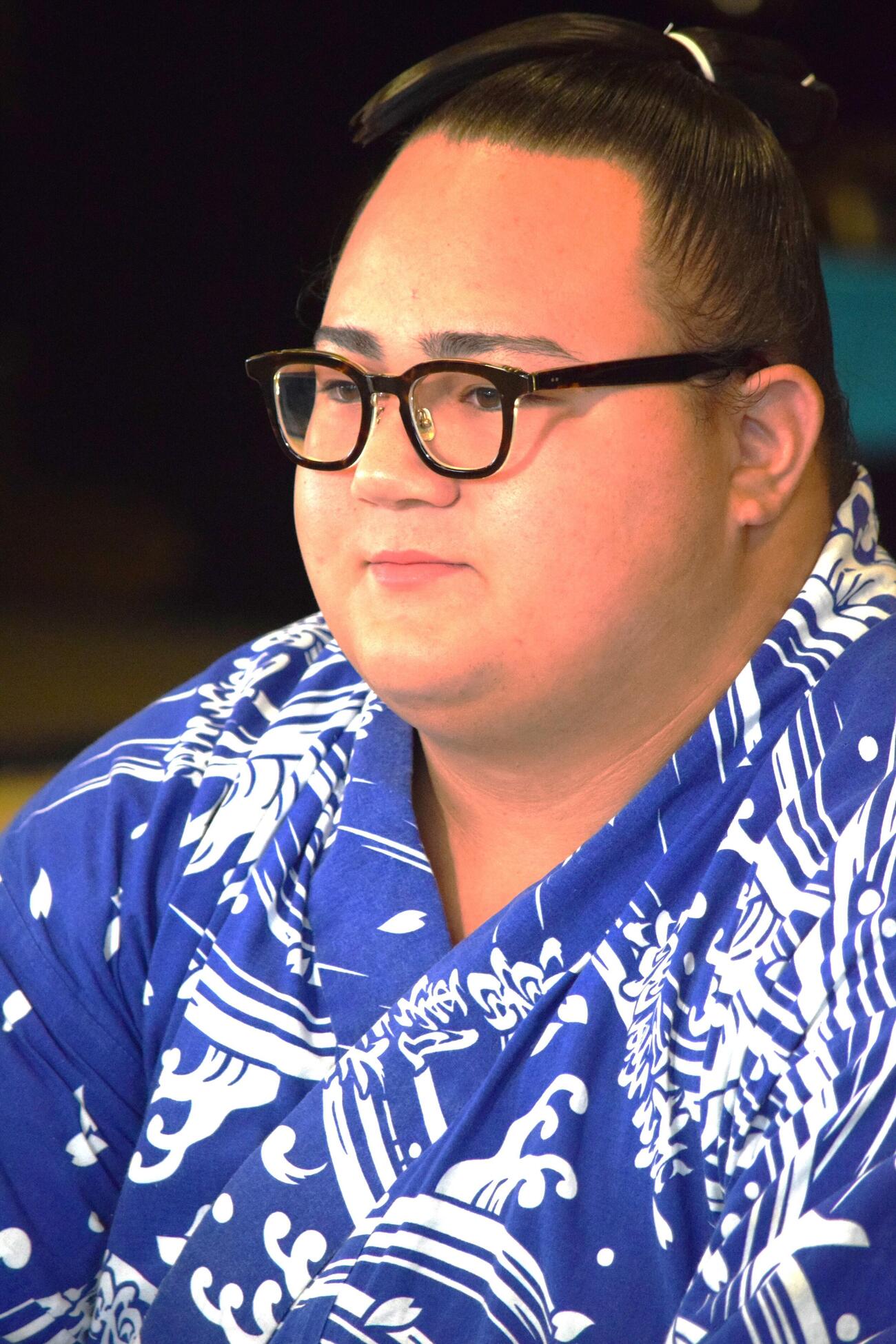 会見で質問に答える丹治（撮影・山田遼太郎）