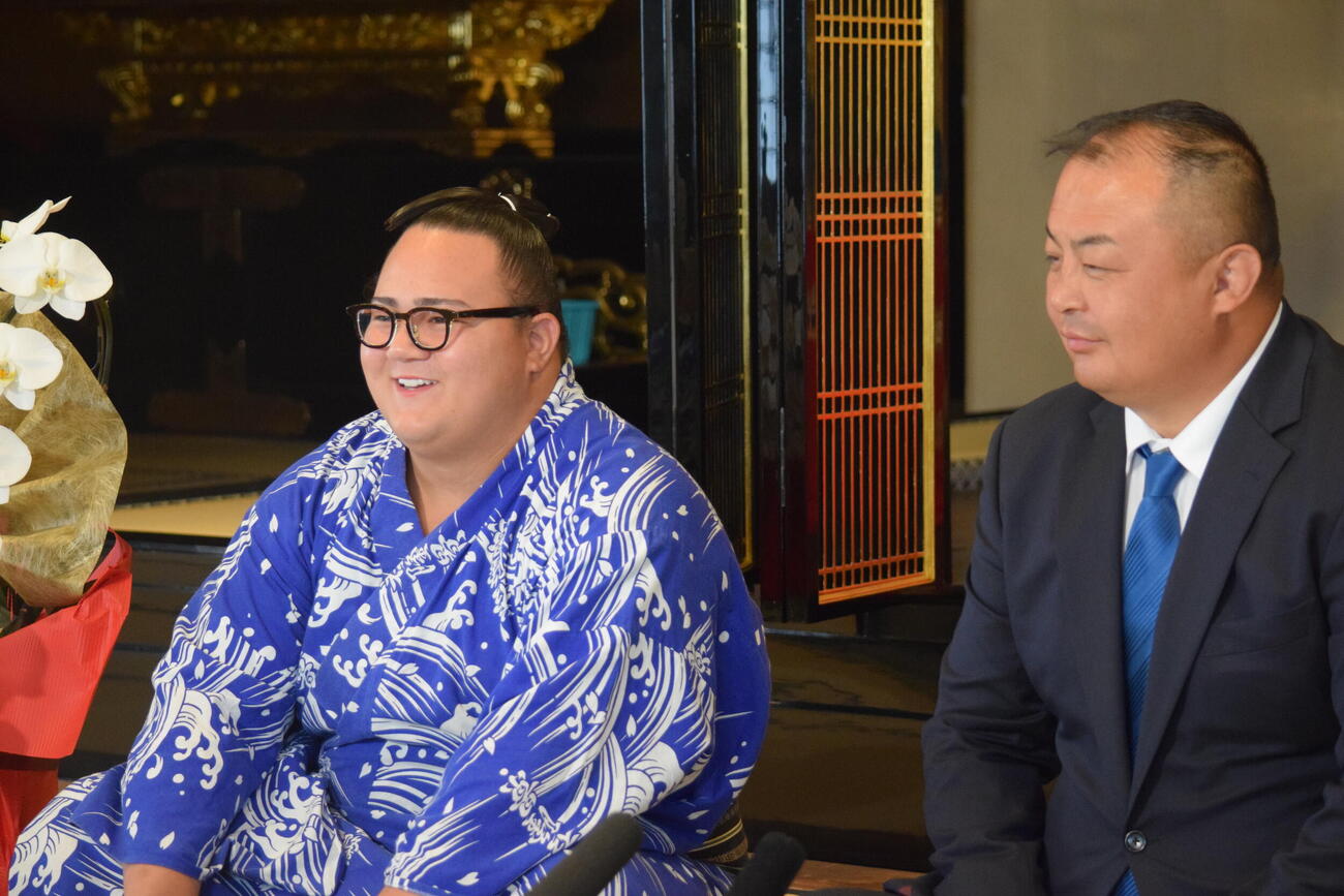 荒汐親方（右）と会見する丹治（撮影・山田遼太郎）