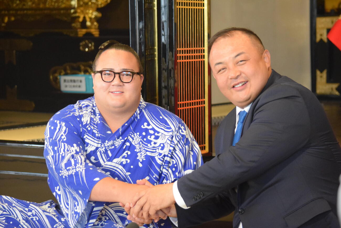 荒汐親方（右）と握手する丹治（撮影・山田遼太郎）