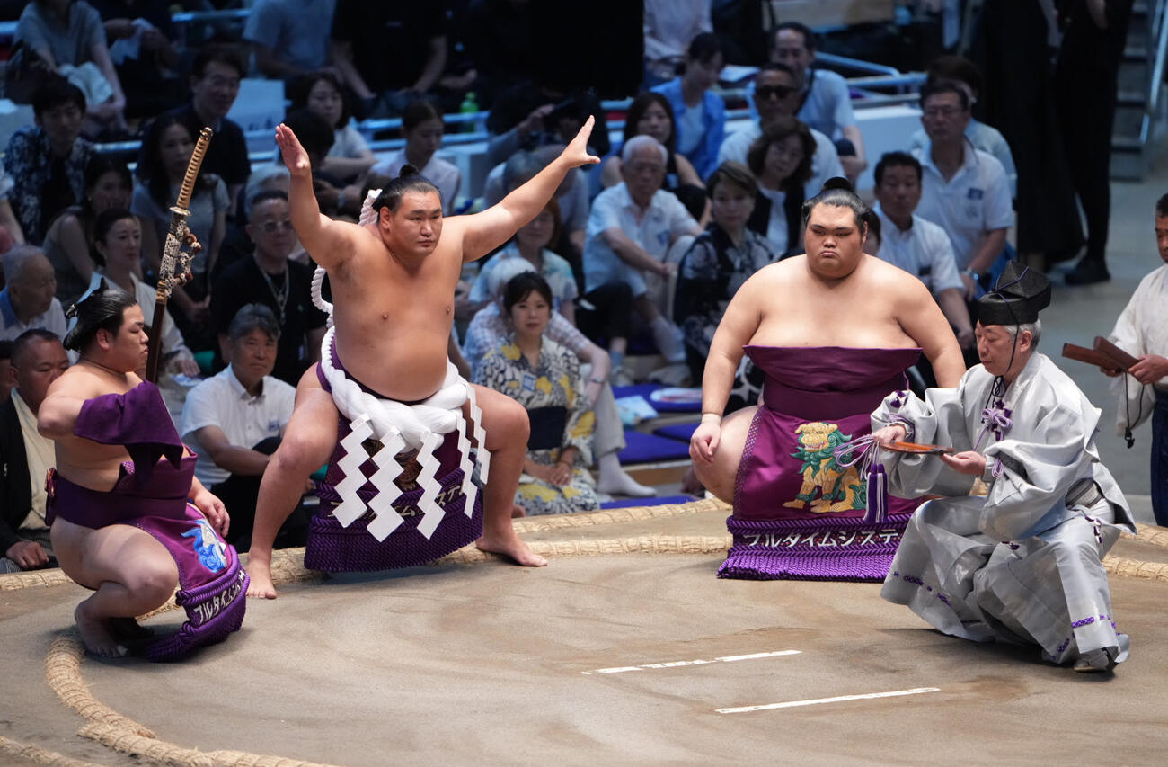 横綱土俵入りを披露する豊昇龍。太刀持ちは平戸海、露払いは一意、立行司は式守伊之助（2026年7月撮影）
