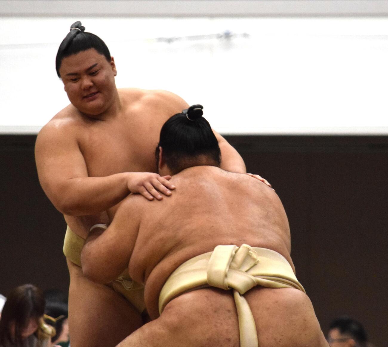 一意に胸を出す義ノ富士（撮影・山田遼太郎）