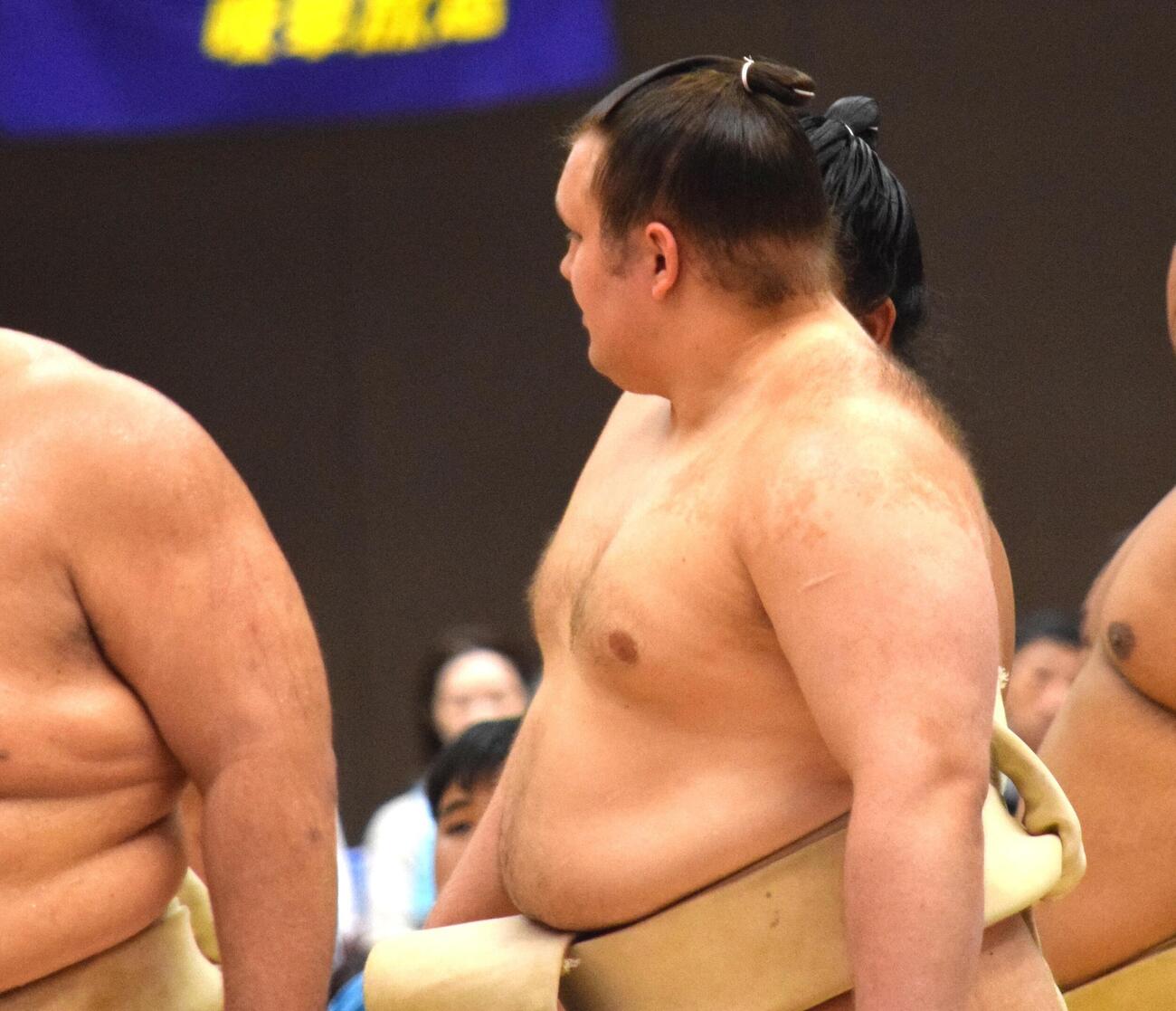 土俵下で稽古を見守る安青錦（撮影・山田遼太郎）