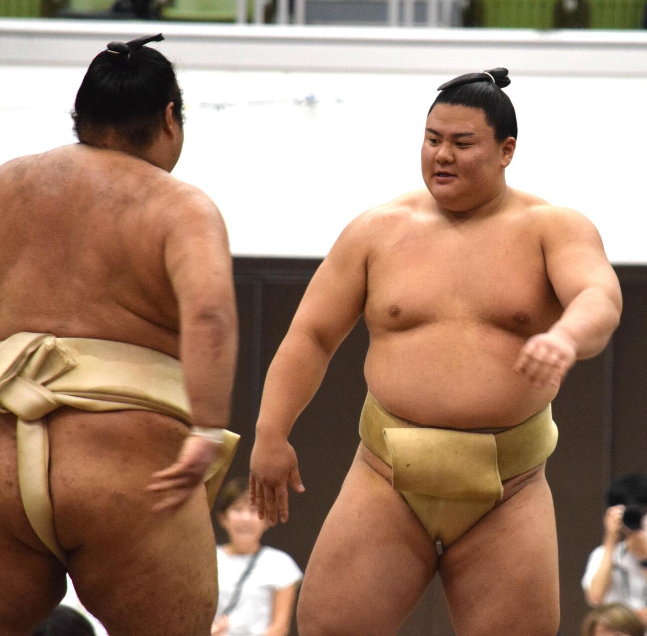一意に胸を出す義ノ富士（撮影・山田遼太郎）