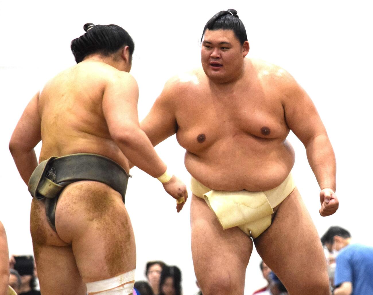 稽古で指導する大の里（撮影・山田遼太郎）