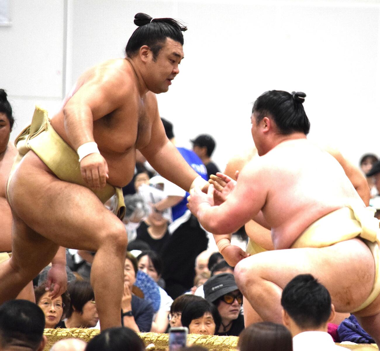 時疾風（右）とぶつかり稽古をする霧島（撮影・山田遼太郎）