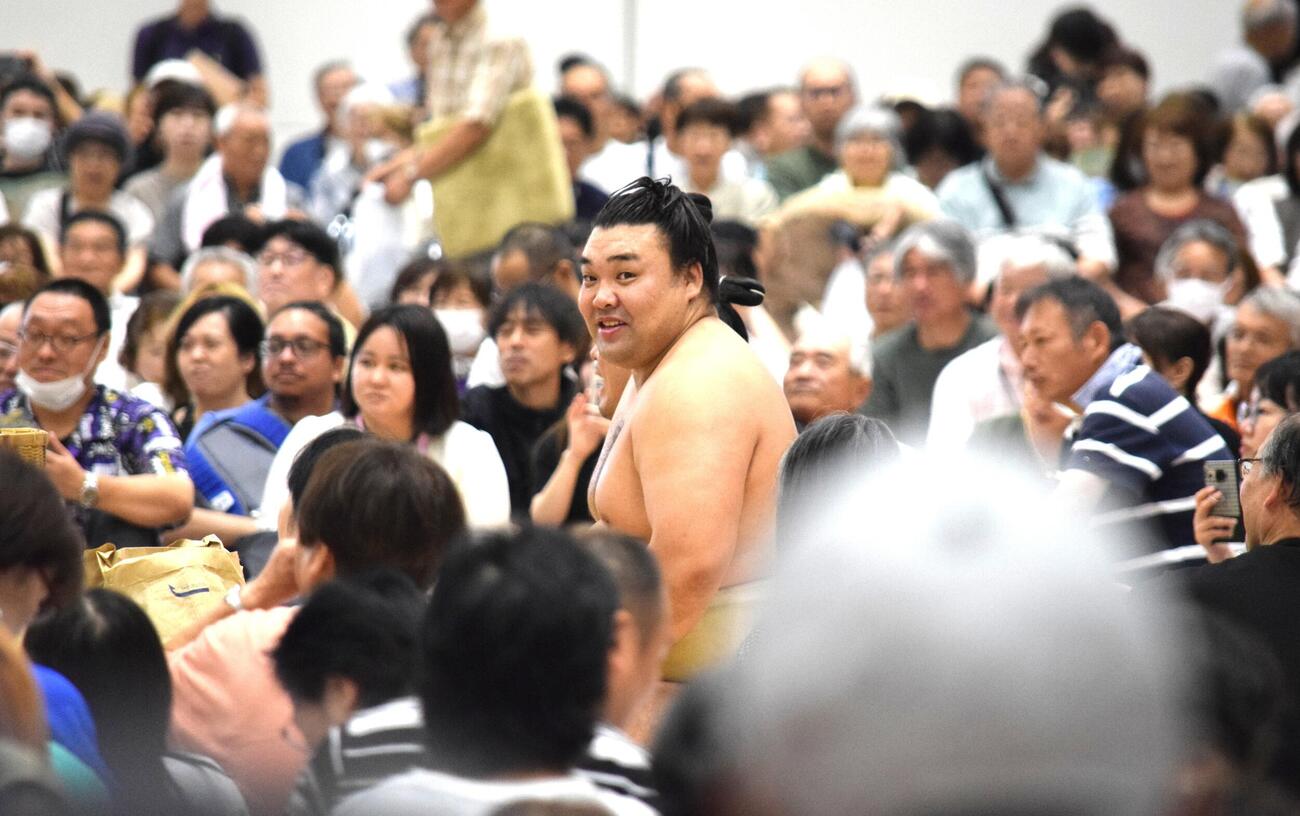稽古を終え笑顔をみせる霧島（撮影・山田遼太郎）