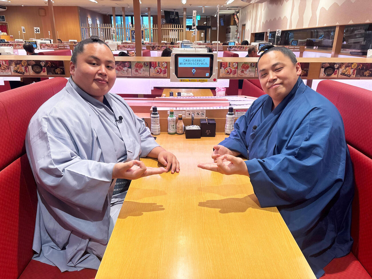 TBS「いくらかわかる金？」に出演する琴勝峰（左）と琴栄峰