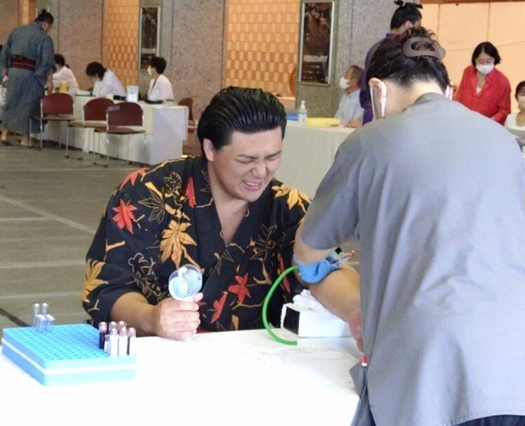 採血で顔をゆがめる大森