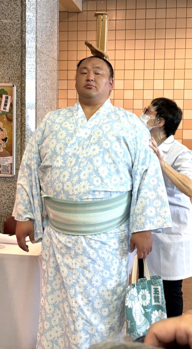 身長測定する玉鷲