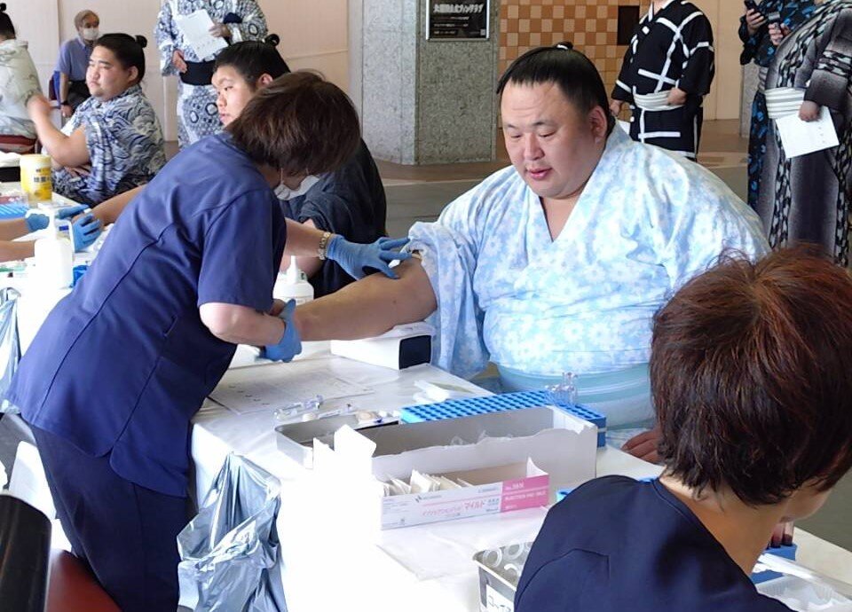 健康診断に臨む玉鷲