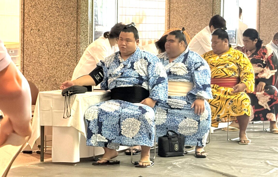 健康診断を受ける力士