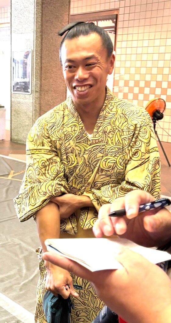 報道陣の質問に答える宇瑠寅