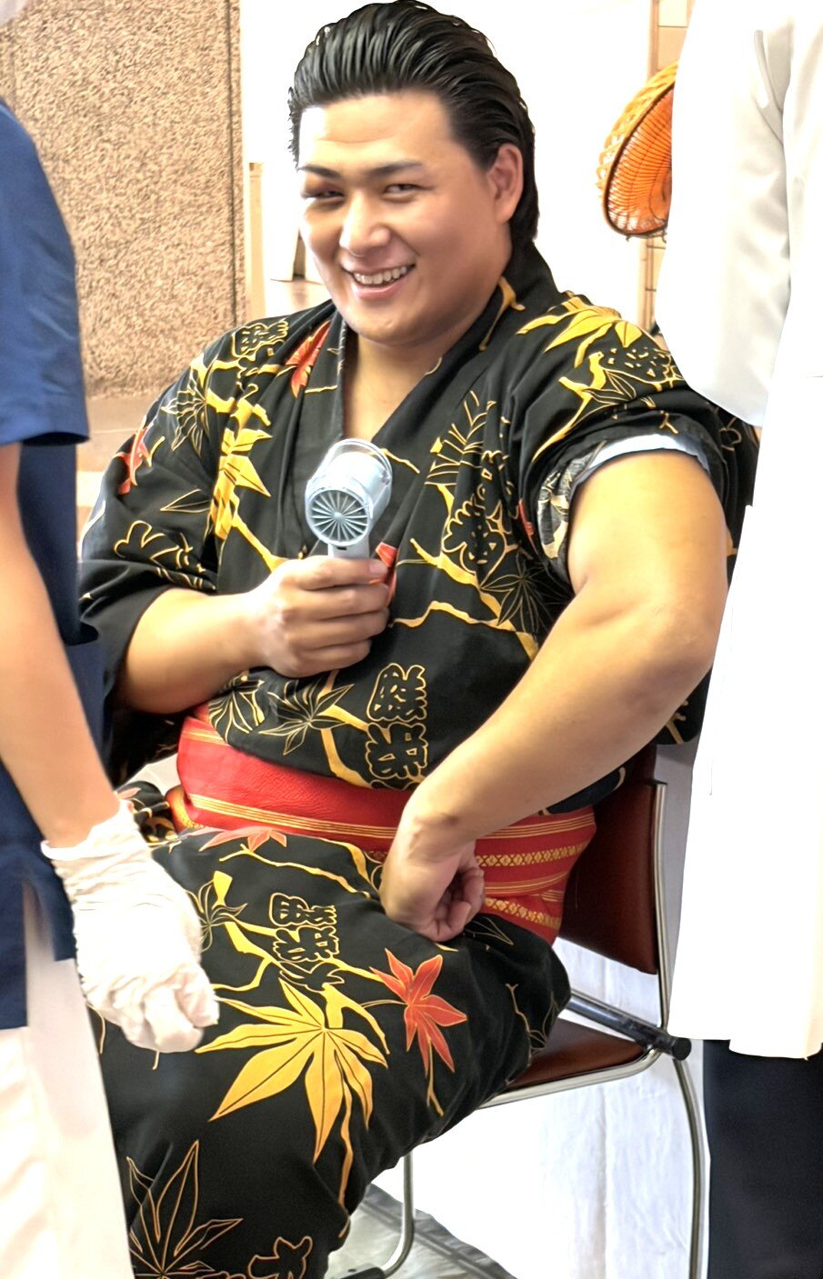 注射に余裕の表情を見せる大森
