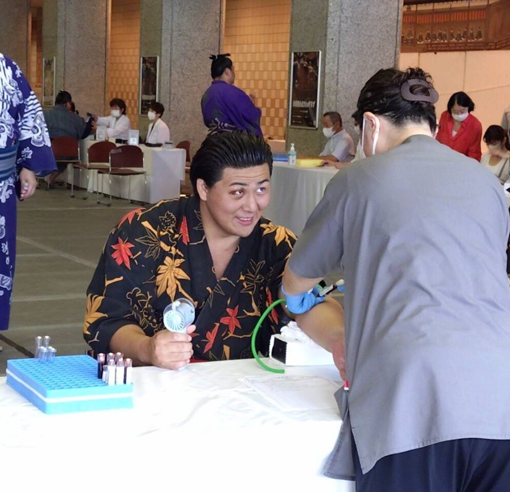 右目を負傷した状態で健康診断に臨む大森