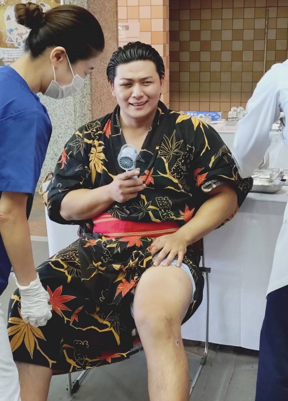 右目を負傷した状態で健康診断に臨む大森