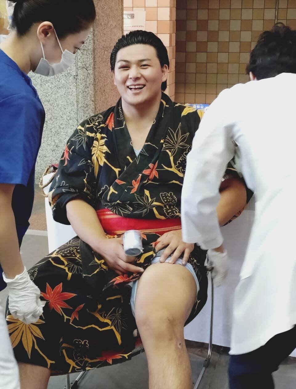 右目を負傷した状態で健康診断に臨む大森