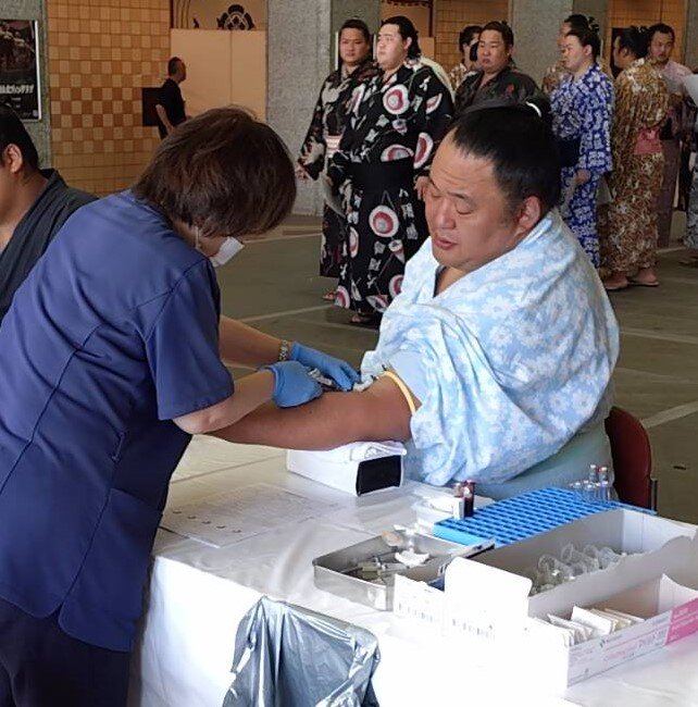 健康診断に臨む玉鷲