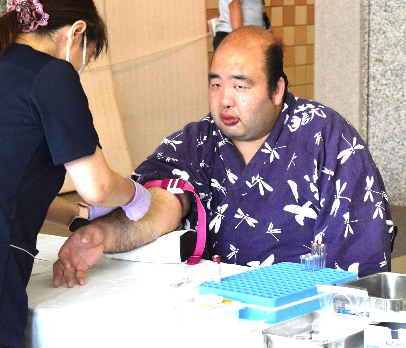 健康診断で採血をする森麗
