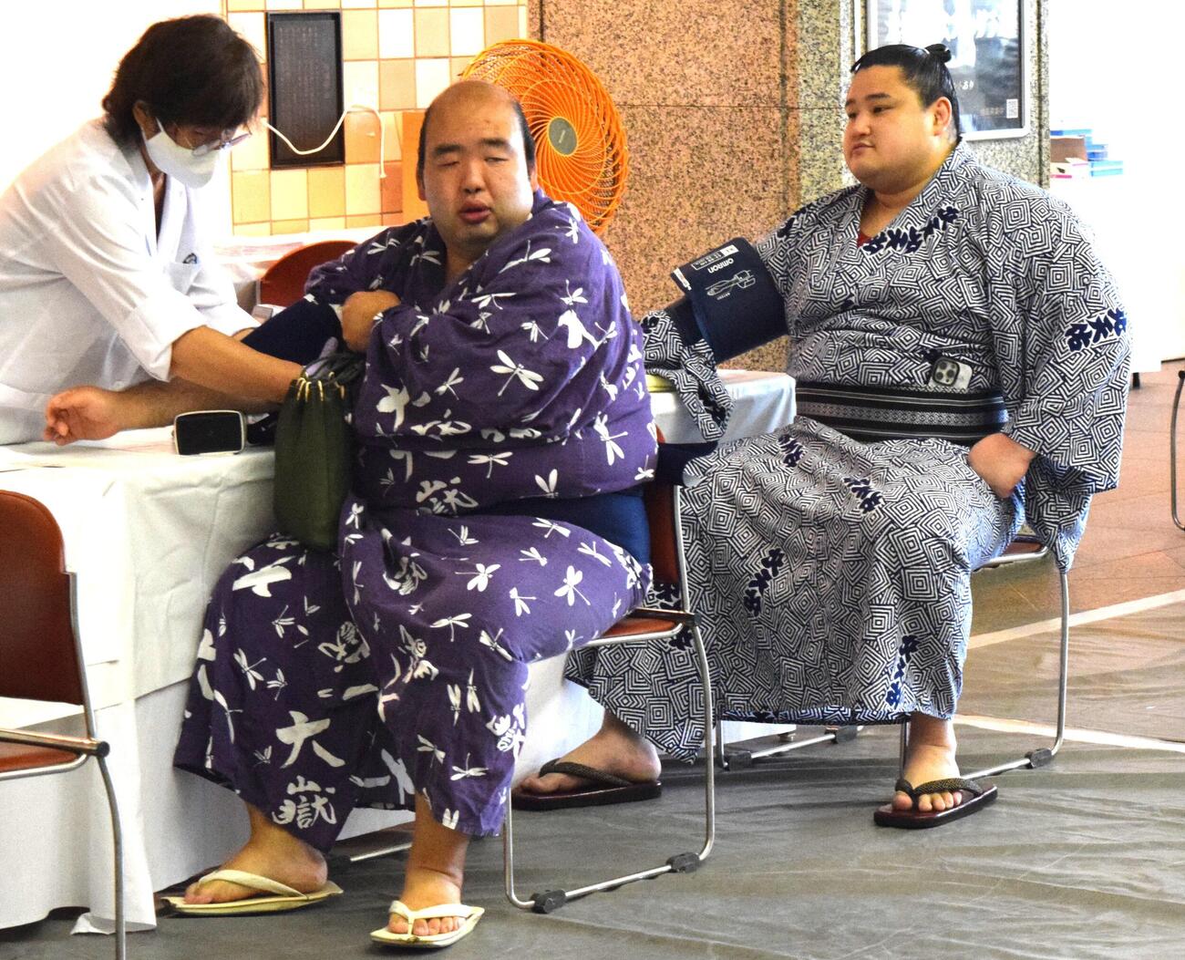 健康診断で血圧を測る森麗（左）と若ノ勝