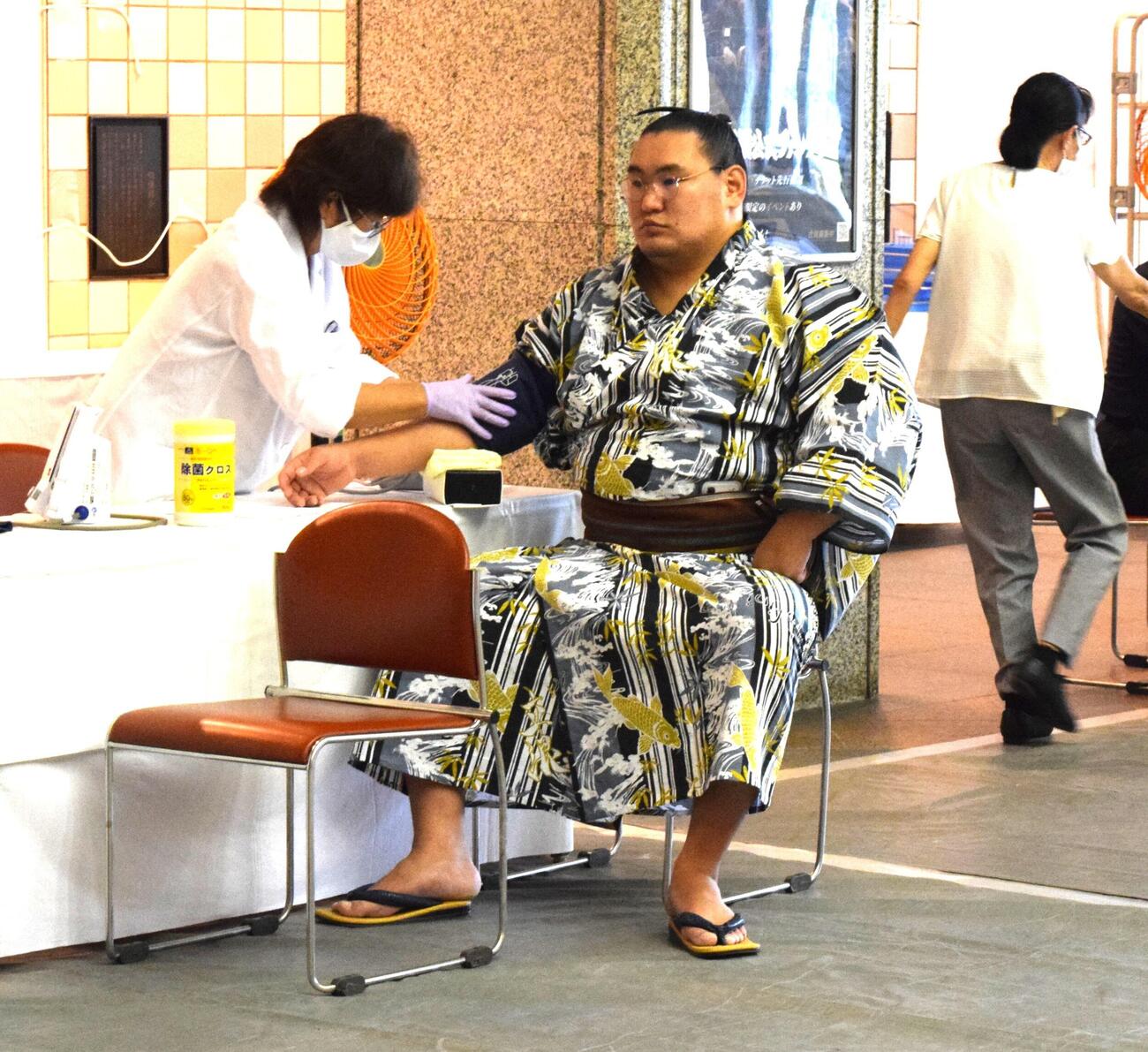 健康診断で血圧を測る豊昇龍