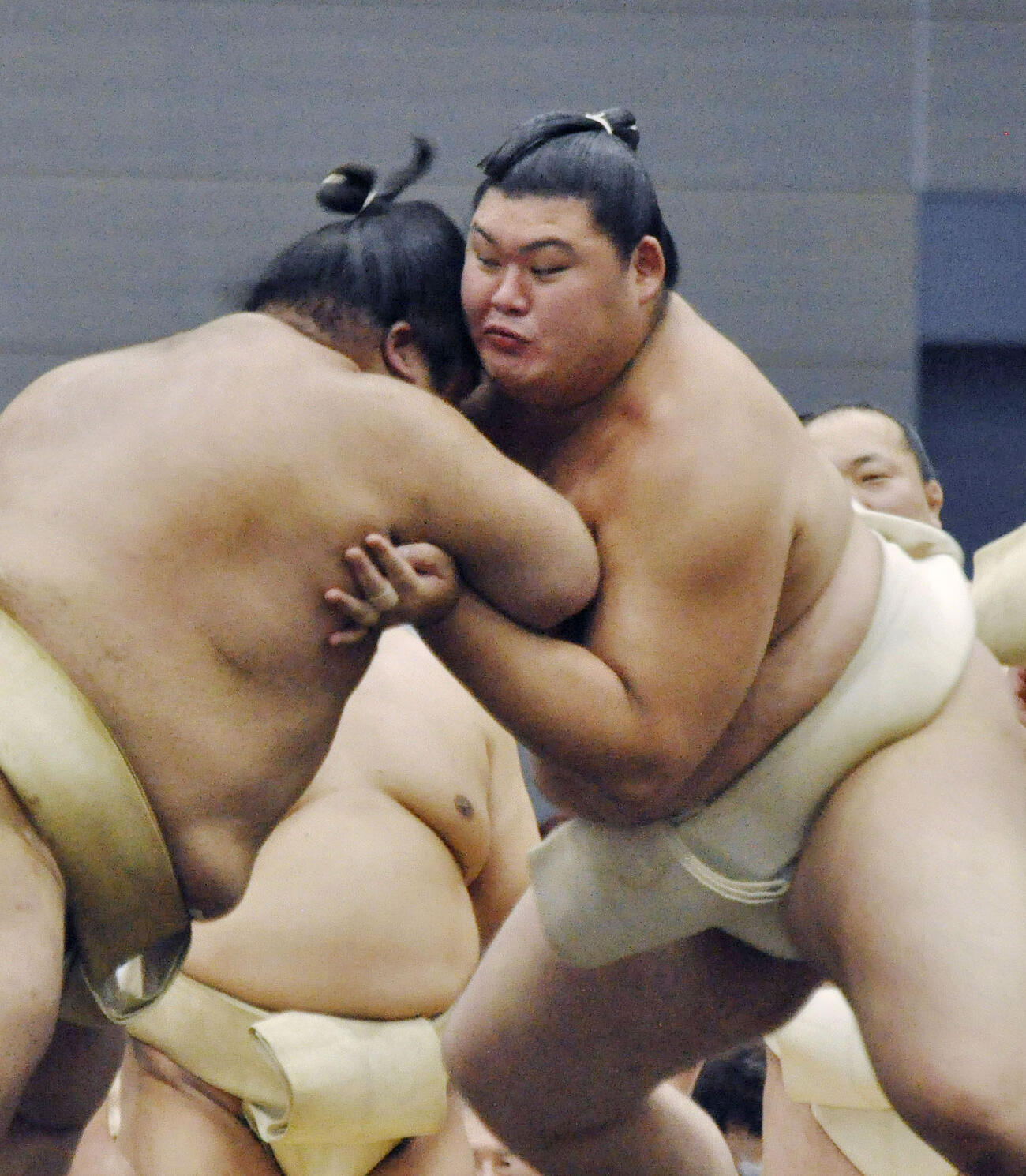 大相撲夏巡業の朝稽古で相撲を取る大の里（共同）