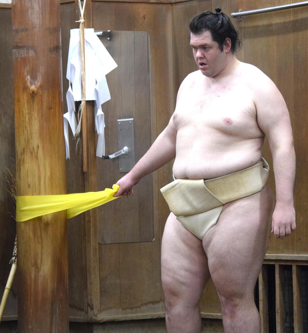チューブを使い調整する獅司