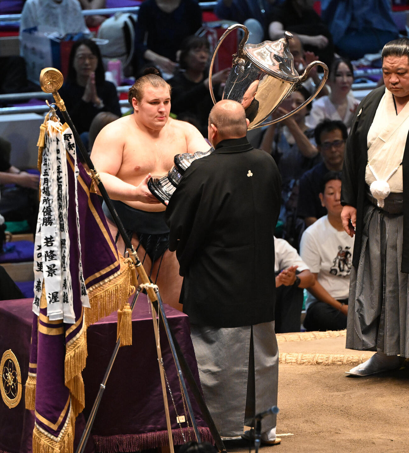 優勝賜杯を受け取る安青錦（2026年7月撮影）
