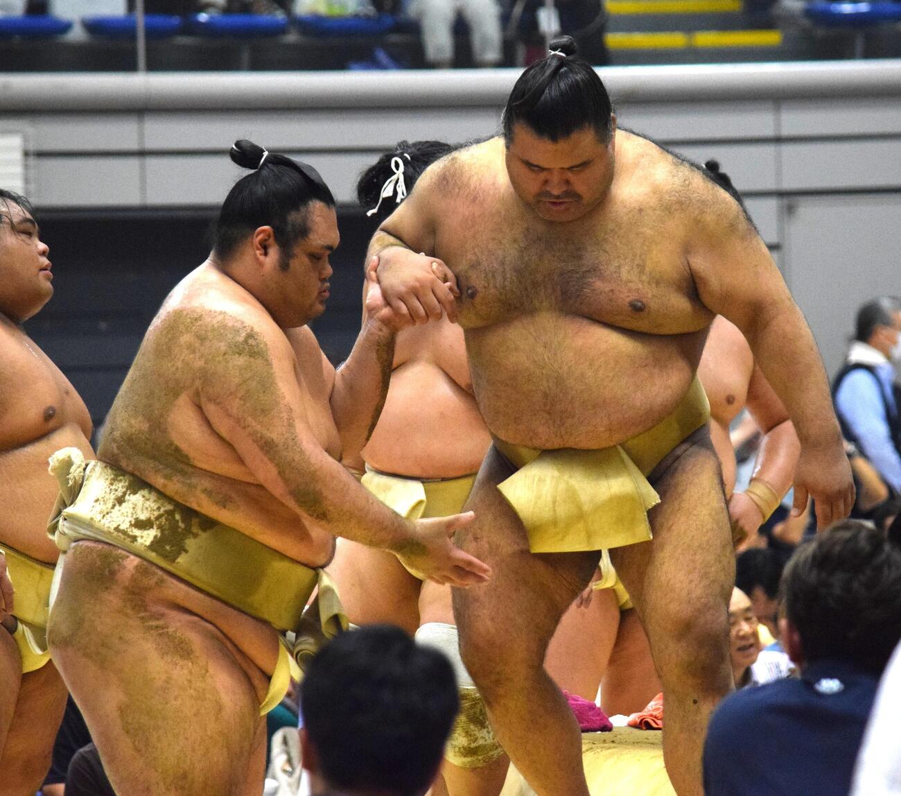 ぶつかり稽古後、一意の手を借り土俵を下りる高安（撮影・山田遼太郎）