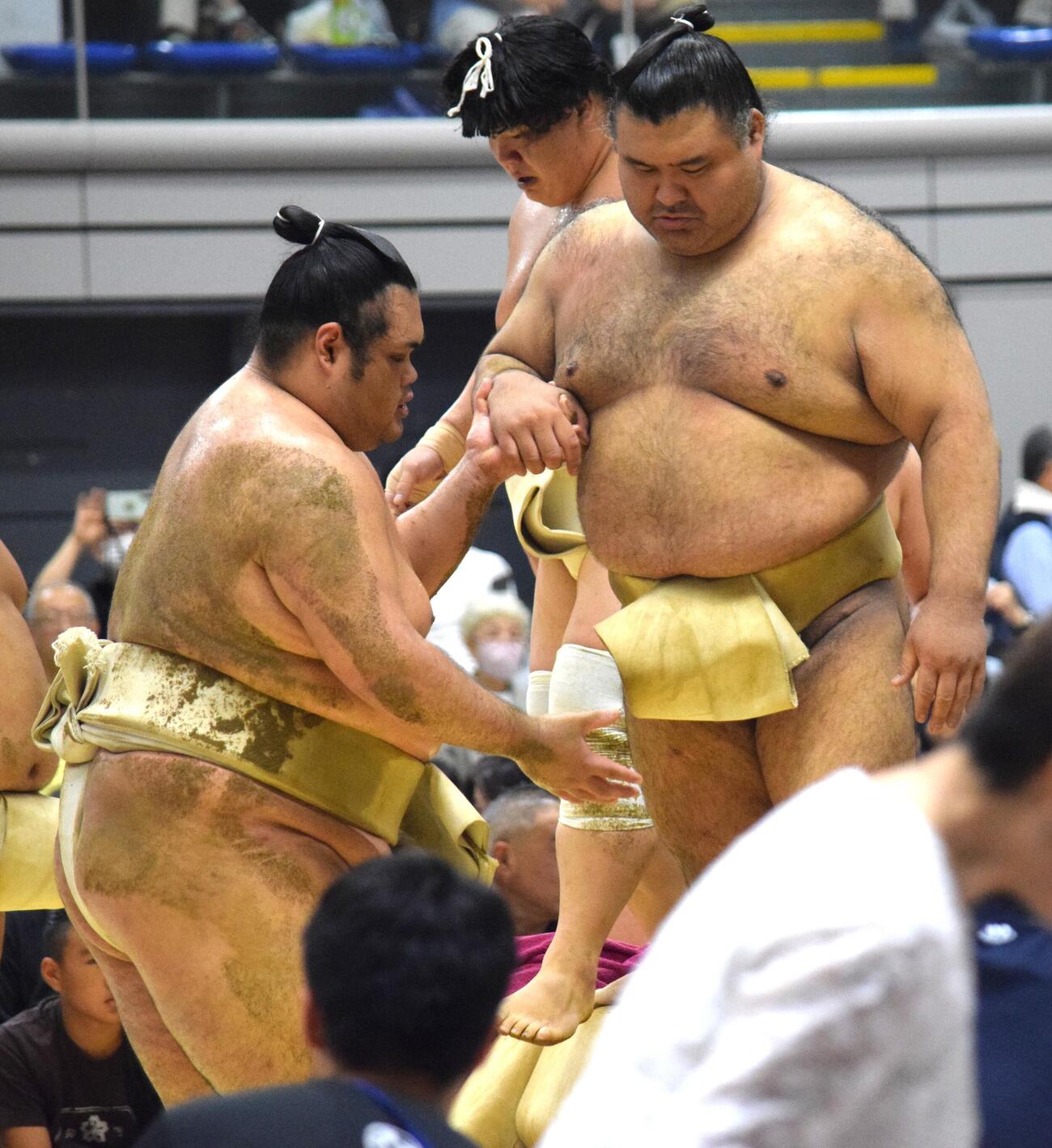 ぶつかり稽古後、一意の手を借り土俵を下りる高安（撮影・山田遼太郎）