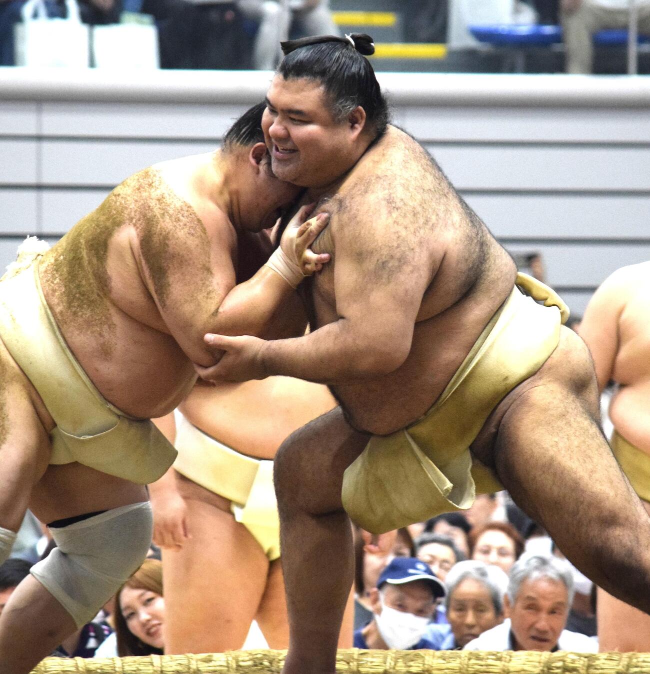 ぶつかり稽古で胸を出す高安（撮影・山田遼太郎）