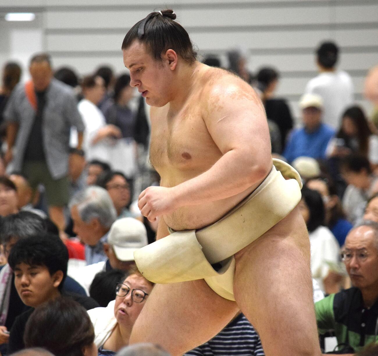 会場をあとにする安青錦（撮影・山田遼太郎）