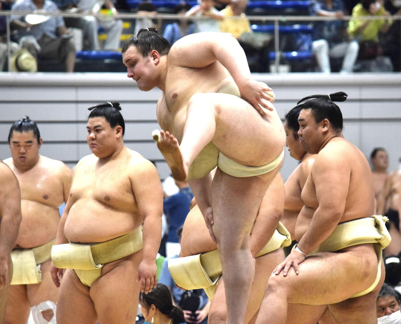 土俵上で四股を踏む安青錦（撮影・山田遼太郎）