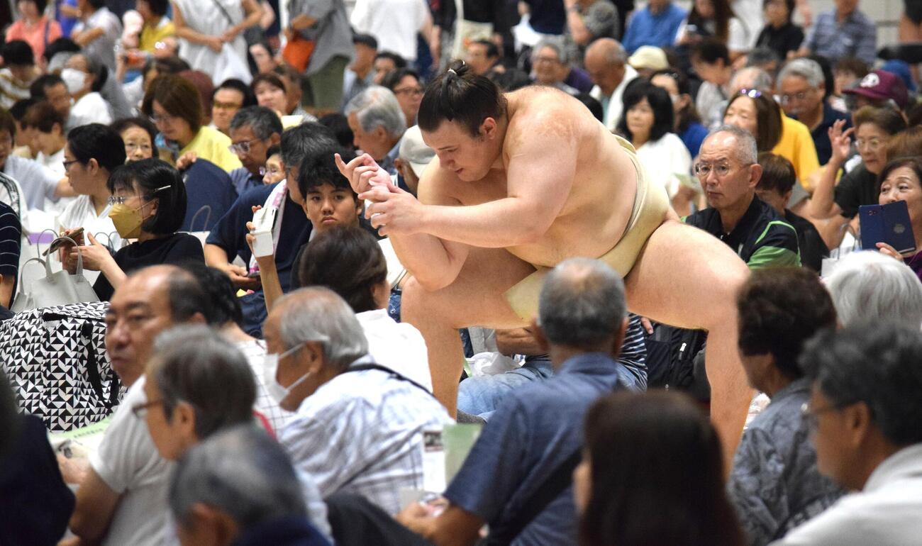 土俵下で調整する安青錦（撮影・山田遼太郎）